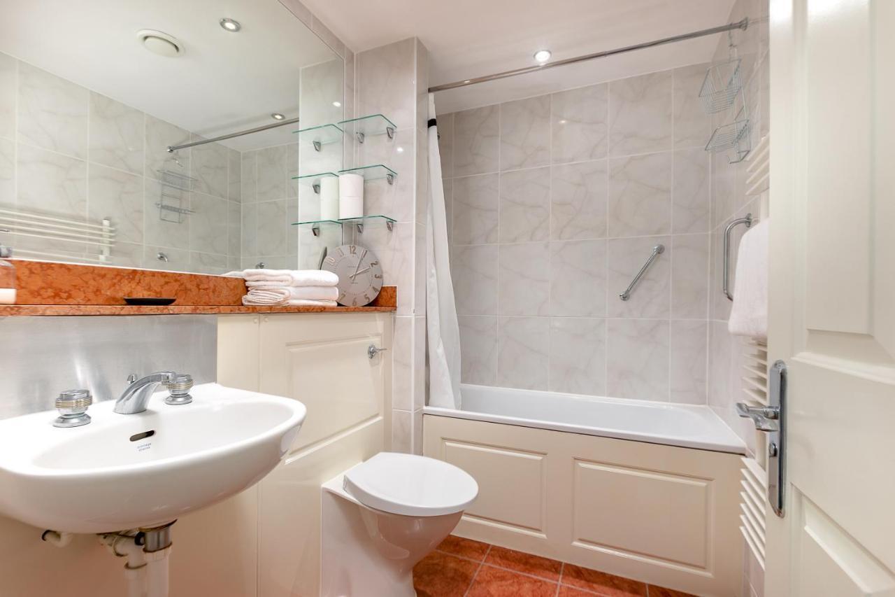 Point West Apartments Londen Buitenkant foto