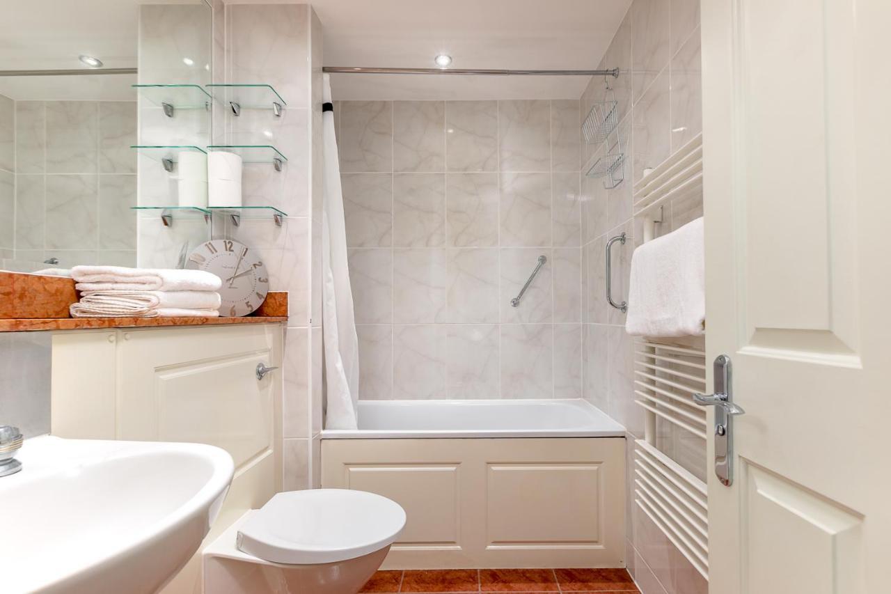 Point West Apartments Londen Buitenkant foto